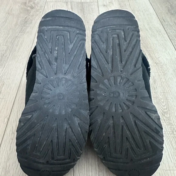 Black Uggs Size 9 - Picture 3 of 4